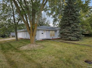 207 W Tienken Rd, Rochester Hills, MI 48306