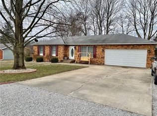 8339 N Cardinal Ln, Altamont, IL 62411