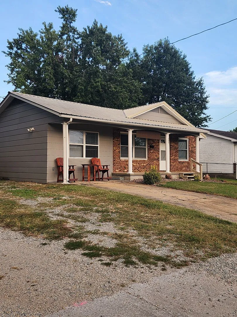 3 bedrooms, 2 bath, heated/cooled 28 x30 garage — Photo 1
