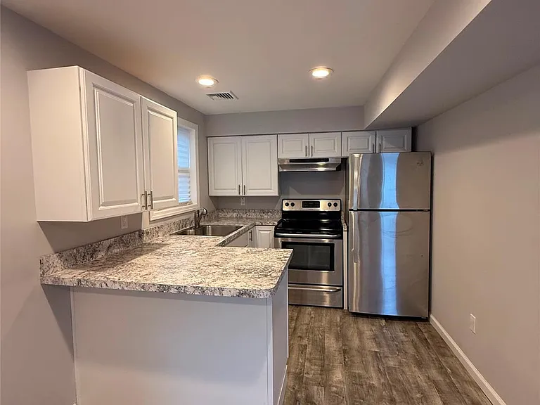 24 California Ave — Photo 13