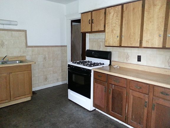 4th image of 63 Winspear Ave