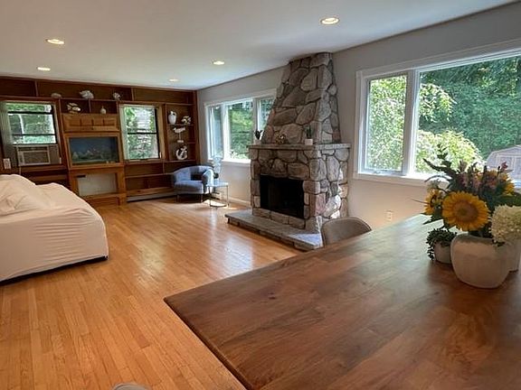 3rd image of 2581 Roanoke Ave