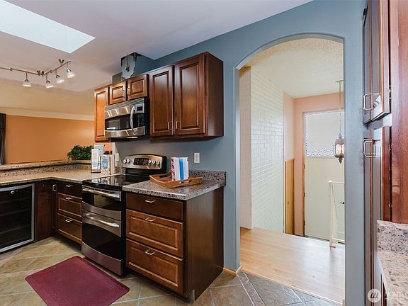 3rd image of 1412 Sheridan Road