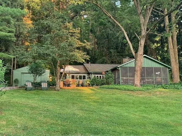 9494 Lakewood Dr NE, Mineral City, OH 44656