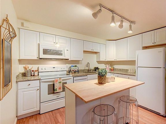 3rd image of 11208 NE 68th St APT 111