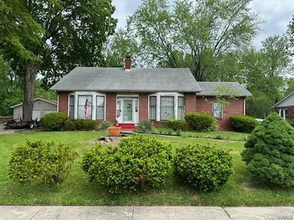 208 S 74th St, Belleville, IL 62223