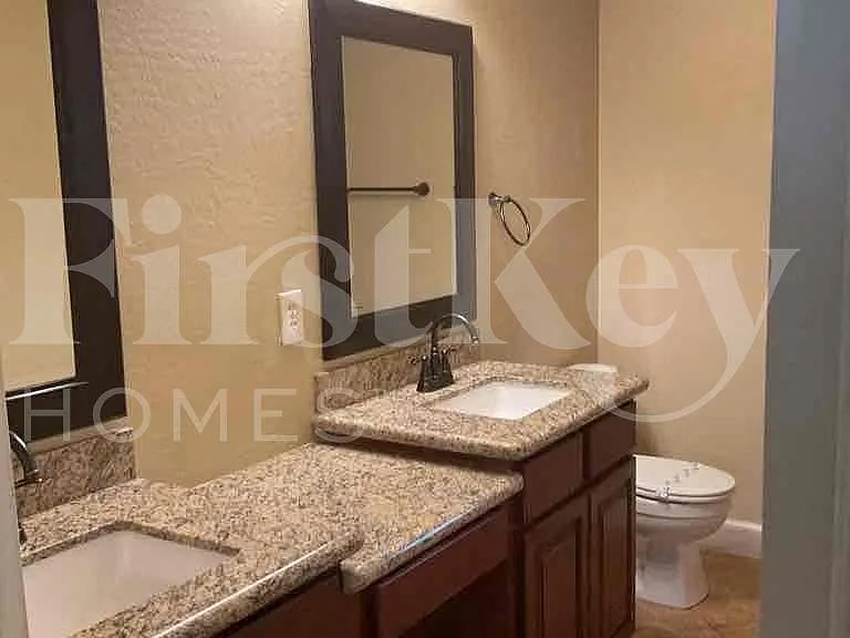 2204 W Nicolet Ave — Photo 10