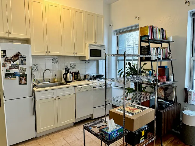 245 W 16th St #C2 — Photo 6