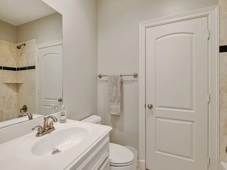 933 W 17th St — Photo 17