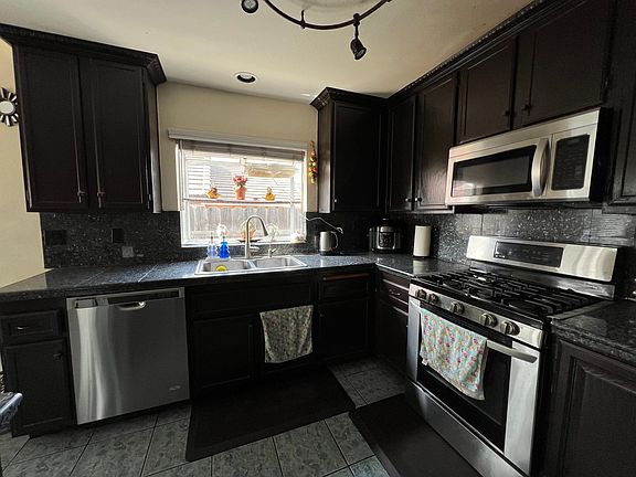 5th image of 913 Viking Ln