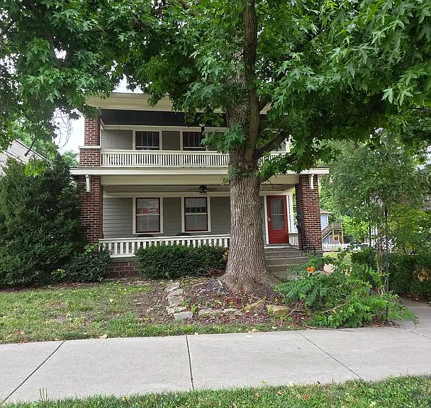 Beautiful 2BR 1BA unit w/ Covered Porch in Downtown Liberty — Photo 2