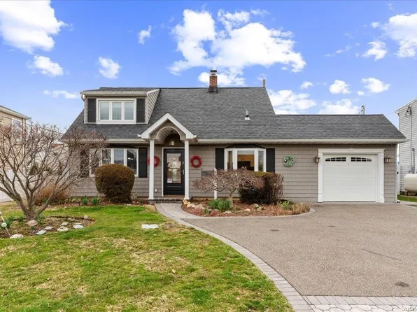 5 Leaf Lane, Levittown, NY 11756