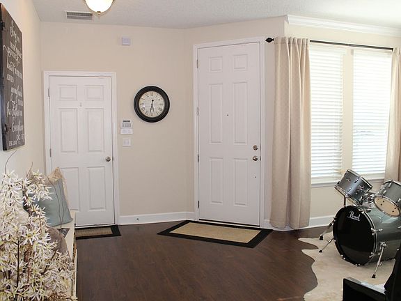 4th image of 25 Forest Edge Dr