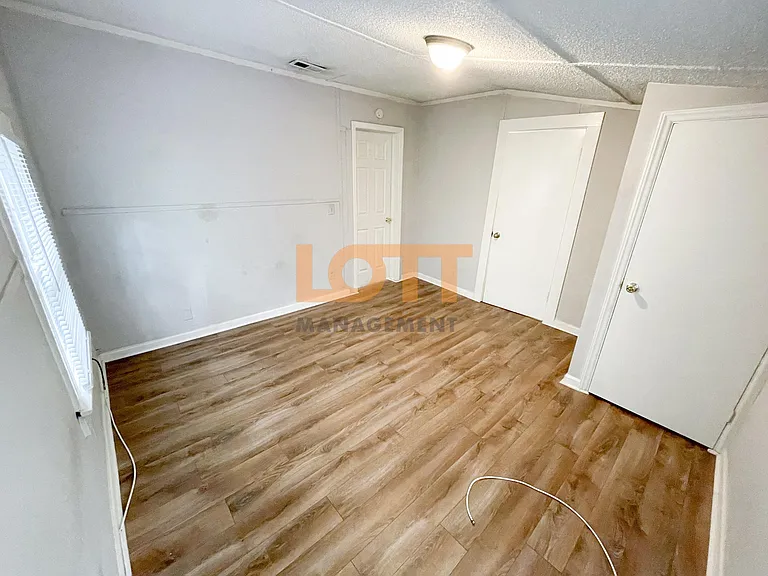 310 Frank St — Photo 10