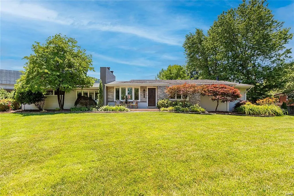 10000 Springwood Dr photo 1