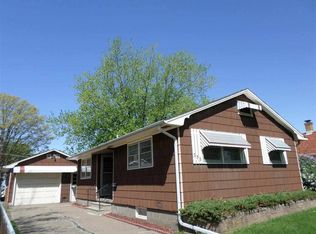 356 16th St, Silvis, IL 61282