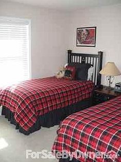 1 of 3 Main Level Bedrooms
						:
						4 total bedrooms... 3 on main level, and another large bedroom on lower level.