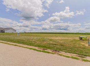 5 Boulder Dr, Carlock, IL 61725