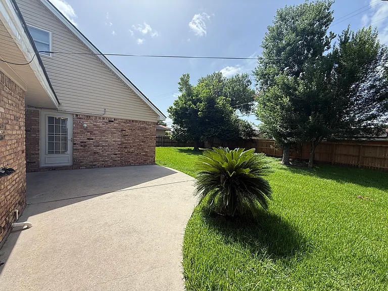 1502 Parkside Dr — Photo 15