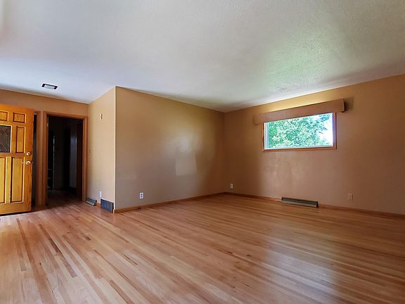 4th image of 422 4th St NE
