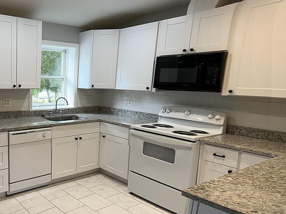 4th image of 3400 Little Hunting Creek Dr