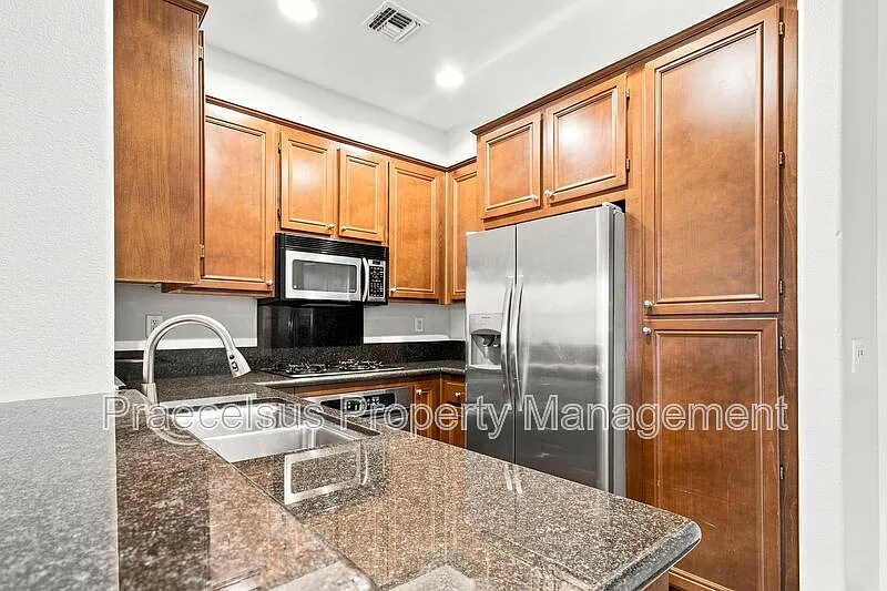 3 bed, 2.5 bath, 1395 sqft, $3,550 — Photo 4