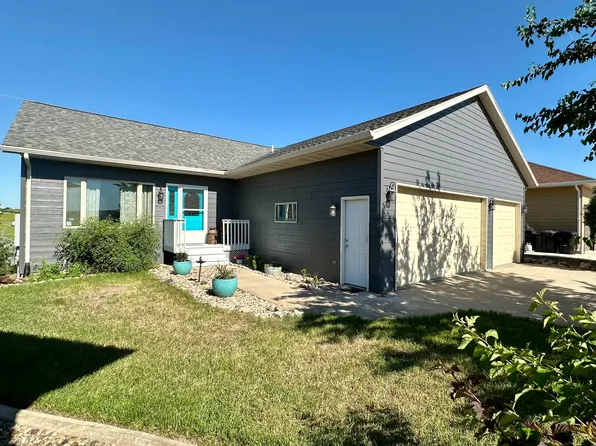 230 River View Dr, Pierre, SD 57501