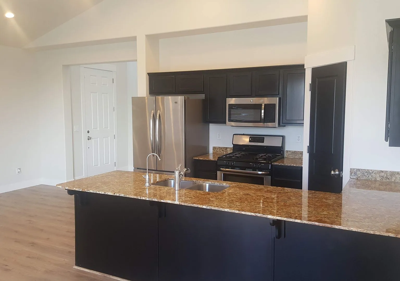 Spacious 3-Bedroom Corner Lot Townhome in West Point — Photo 3