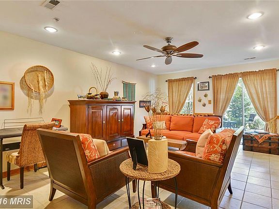 Family Room w/Wet Bar