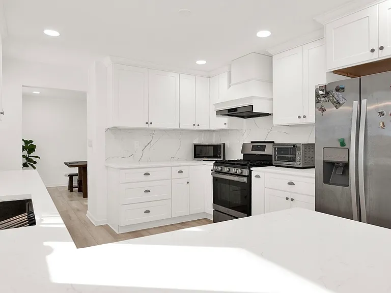Victoria Cir N — Photo 8