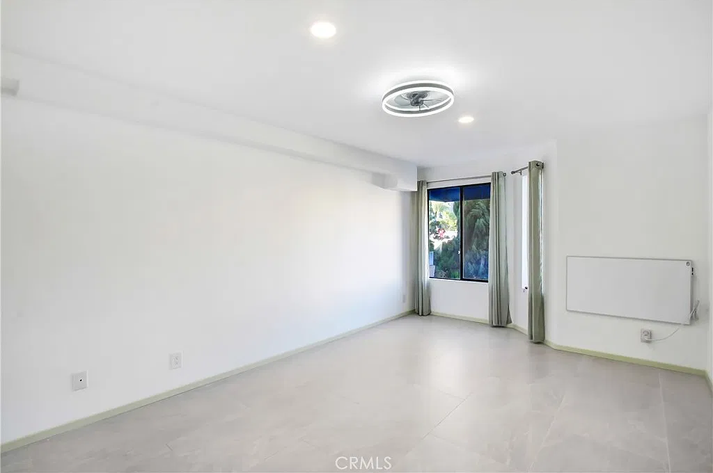 2 bed, 1075 sqft, $3,400 — Photo 3