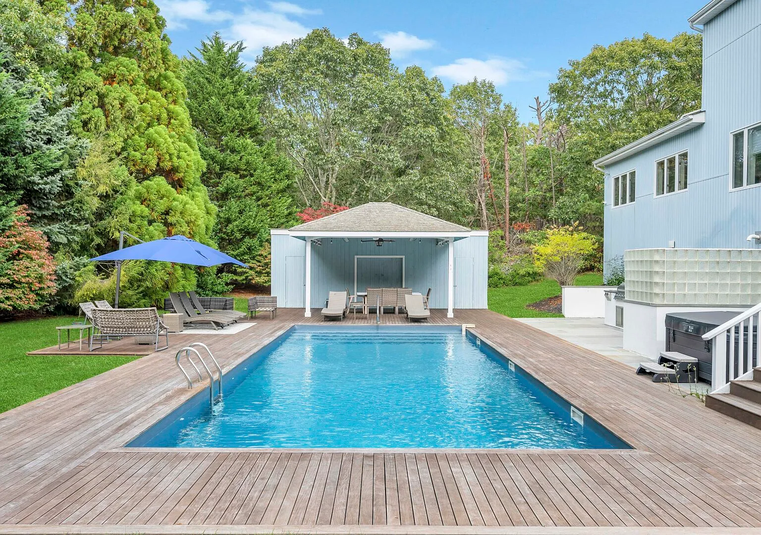 Beautiful Contemporary Water Mill Home with Private Pool and spa — Photo 3
