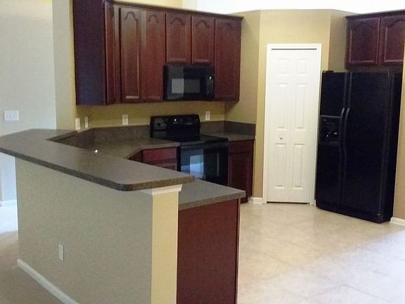 5th image of 711 Sharon Ct
