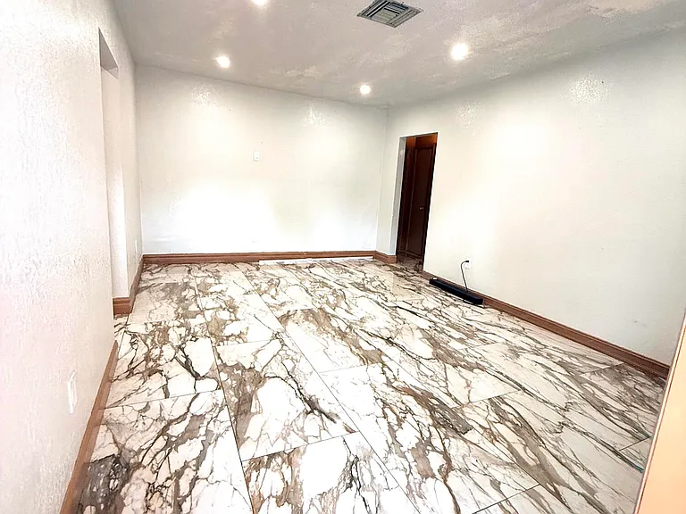 14725 NE 8th Ave — Photo 6