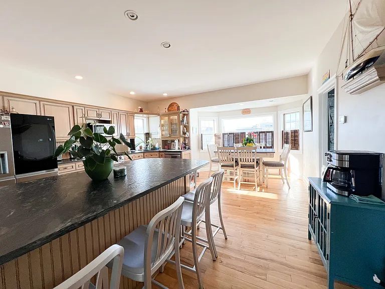 712 E Broadway — Photo 15