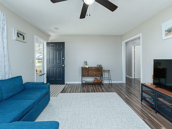 3rd image of 18 Old Tree Ct