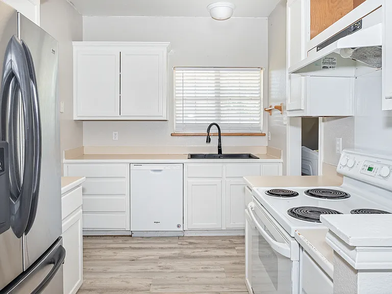 487 S Waco St — Photo 3