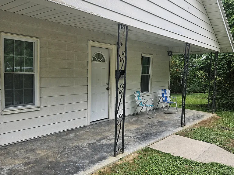 1008 Market St E — Photo 2
