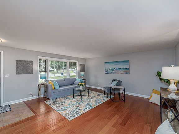 3rd image of 1008 S Braintree Dr