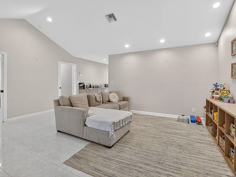10065 Camelback Ln — Photo 7