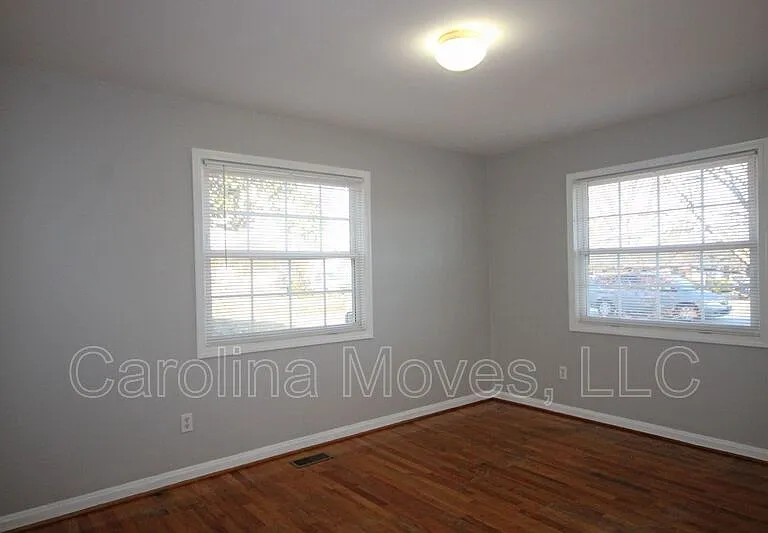 16 Ashwood Ave — Photo 11