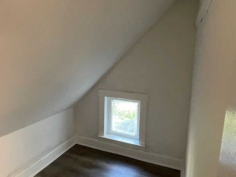 240 Robinson St — Photo 6