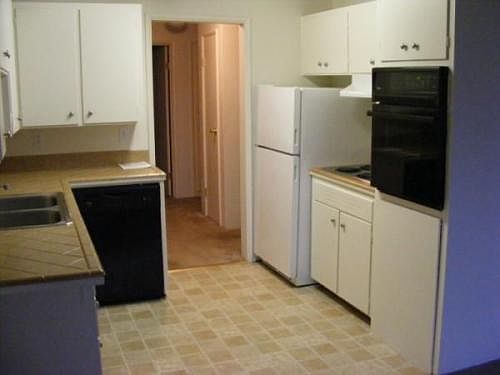 2nd image of 601 Coburg Rd APT 14