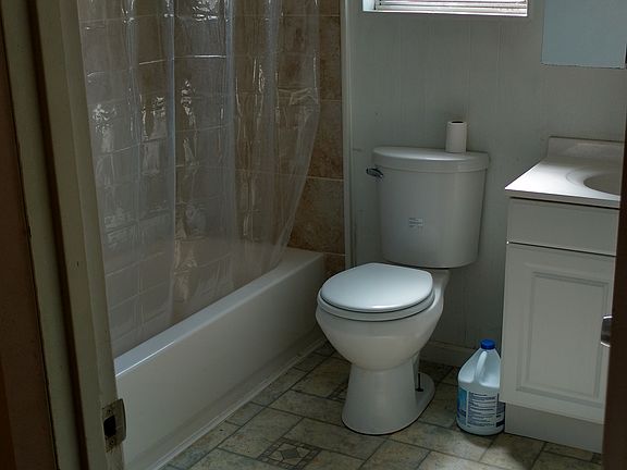 4th image of 820 Manson Ave #1/2