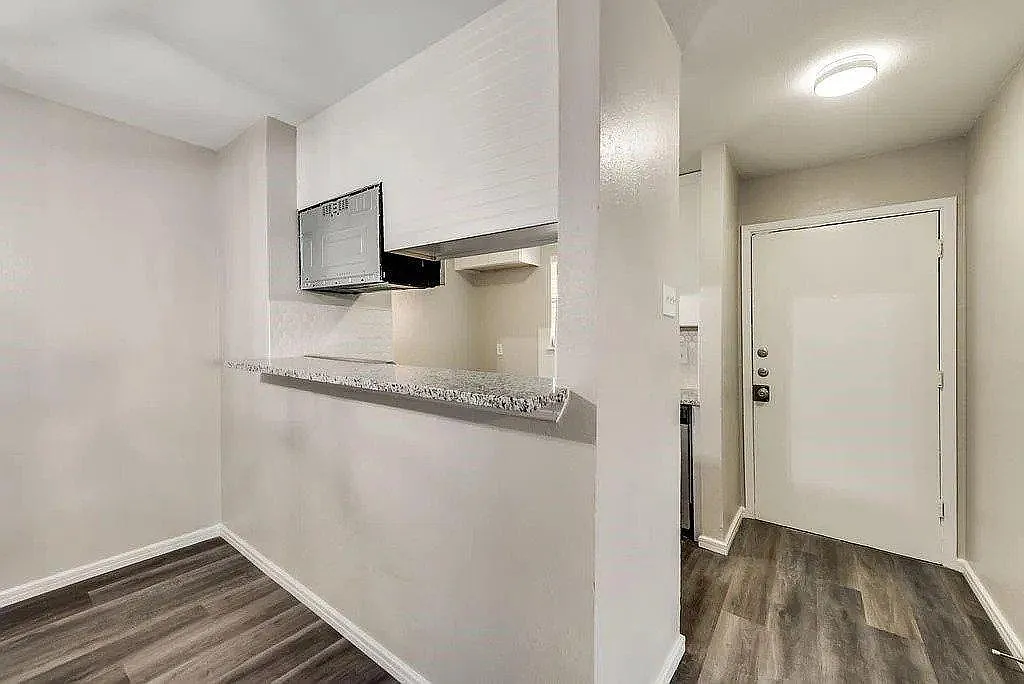 2 bed, 2.0 bath, 962 sqft, $1,499 — Photo 2