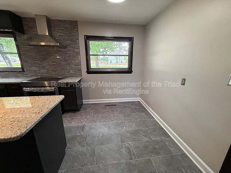2345 Griffith Rd — Photo 7