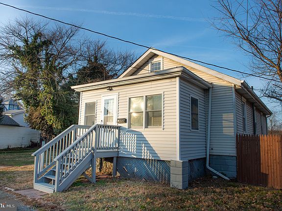3rd image of 105 E Summit Ave