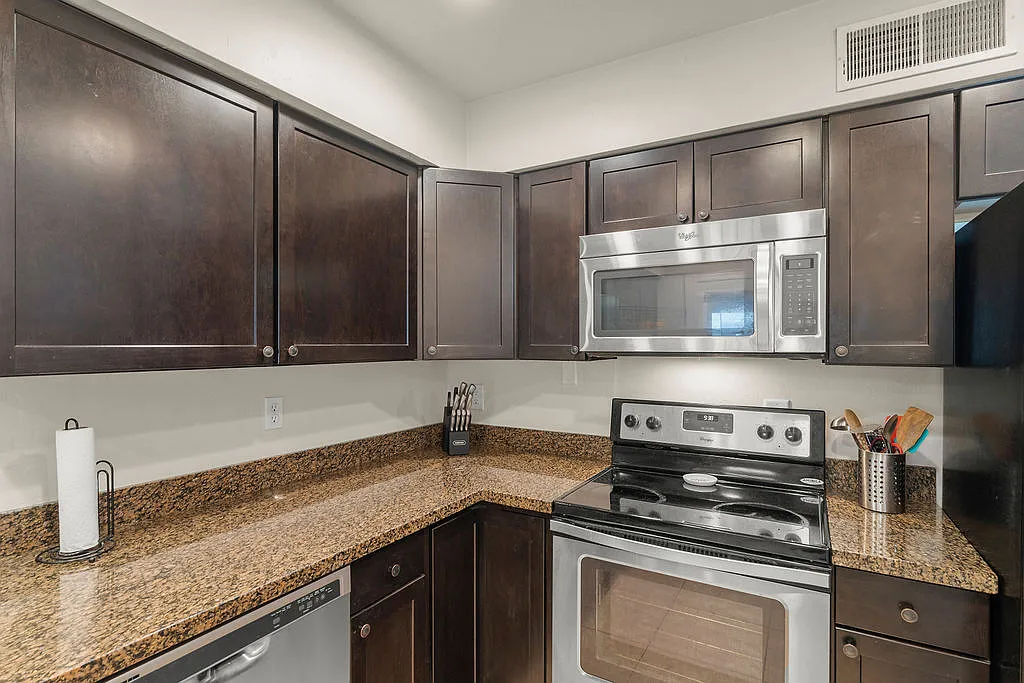 3 bed, 1306 sqft, $2,100 — Photo 2