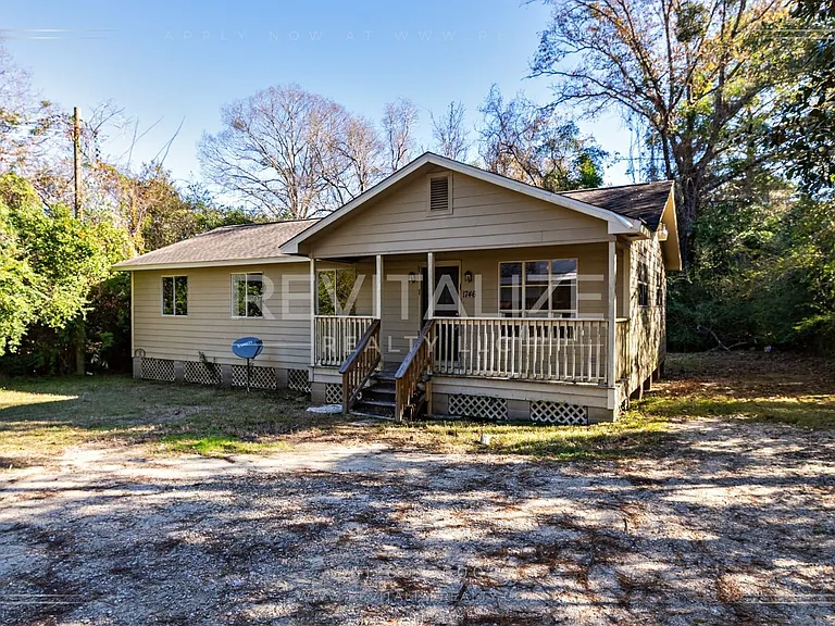 1746 Cody Rd N — Photo 3