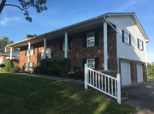 102 Orchard Dr, Nitro, WV 25143